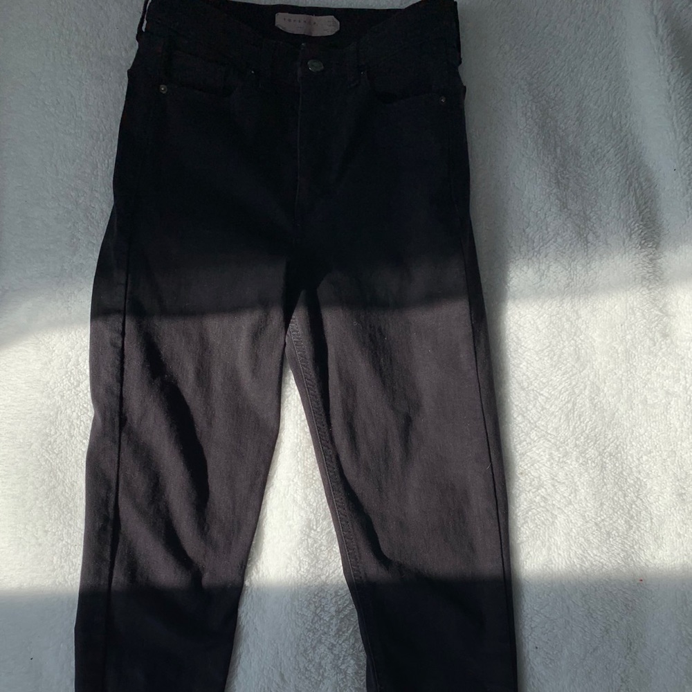 A long black jeans.
